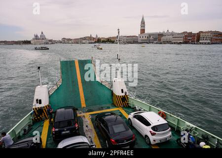 Venise, Italie - 18 août 2022 : ferry ACTV pour passagers et ferry pour voitures entre Lido di Venezia et Tronchetto. Banque D'Images