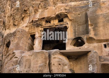 Extérieur peint de la maison Biclinium à Little Petra ou Siq Al-Barid, Jordanie Banque D'Images