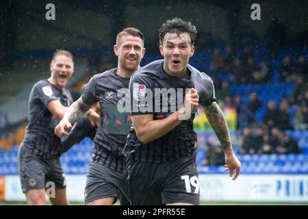 Birkenhead, Royaume-Uni. 18th mars 2023. Charlie McNeill, du comté de Newport, fête ses célébrations après avoir atteint le but 2nd de ses équipes. EFL Skybet deuxième match de football, Tranmere Rovers / Newport County à Prenton Park, Birkenhead, Wirral le samedi 18th mars 2023. Cette image ne peut être utilisée qu'à des fins éditoriales. Utilisation éditoriale uniquement, licence requise pour une utilisation commerciale. Pas d'utilisation dans les Paris, les jeux ou un seul club/ligue/joueur publications.pic par crédit: Andrew Orchard sports photographie/Alamy Live News Banque D'Images