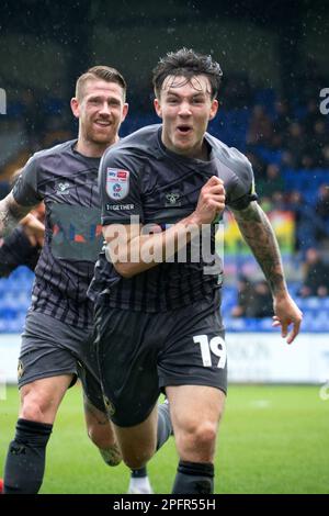 Birkenhead, Royaume-Uni. 18th mars 2023. Charlie McNeill, du comté de Newport, fête ses célébrations après avoir atteint le but 2nd de ses équipes. EFL Skybet deuxième match de football, Tranmere Rovers / Newport County à Prenton Park, Birkenhead, Wirral le samedi 18th mars 2023. Cette image ne peut être utilisée qu'à des fins éditoriales. Utilisation éditoriale uniquement, licence requise pour une utilisation commerciale. Pas d'utilisation dans les Paris, les jeux ou un seul club/ligue/joueur publications.pic par crédit: Andrew Orchard sports photographie/Alamy Live News Banque D'Images