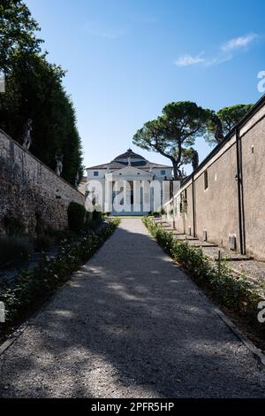 Vicenza, Italie - 13 août 2022: Villa la Rotonda ou Villa Almerico Capra Valmarana allée de l'architecte de la Renaissance Andrea Palladio. Banque D'Images