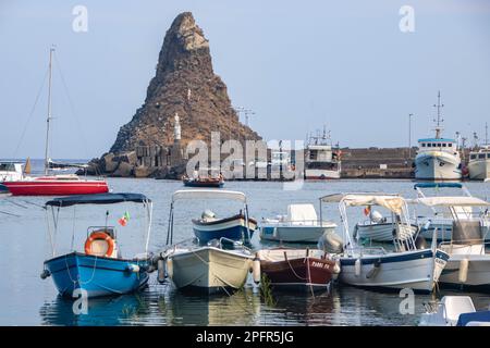 À ACI Trezza, Italie, le 08-08-22, le petit port et la formation rocheuse lavique caractéristique appelée îles des cyclops Banque D'Images