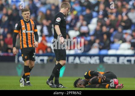 Reading, Royaume-Uni. 18th mars 2023. L'arbitre Gavin Ward vérifie Malcolm Ebiowei #10 de Hull City pendant le match de championnat Sky Bet Reading vs Hull City au Select car Leasing Stadium, Reading, Royaume-Uni, 18th mars 2023 (photo de Gareth Evans/News Images) à Reading, Royaume-Uni le 3/18/2023. (Photo de Gareth Evans/News Images/Sipa USA) Credit: SIPA USA/Alay Live News Banque D'Images