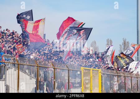 SUPPORTERS CRÉMONAIS AMÉRICAINS pendant le championnat italien série Un match de football entre AC Monza et US crémonese sur 18 mars 2023 au stade U-Power de Monza, Italie - photo Luca Rossini / E-Mage crédit: Luca Rossini / E-Mage / Alamy Live News Banque D'Images