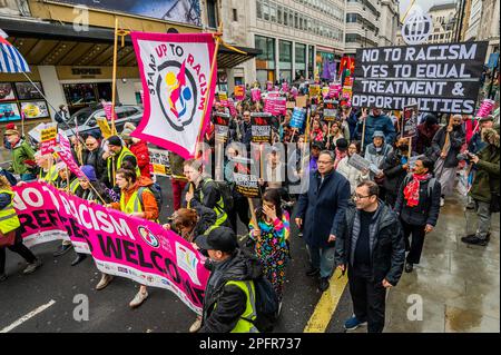 Londres, Royaume-Uni. 18th mars 2023. Manifestation contre le racisme à Londres organisée par Stand Up to racisme. Ils croient que « le gouvernement de Rishi Sunak tente d'utiliser le racisme pour générer la politique du partage et de la domination dans nos communautés et faire payer les gens ordinaires pour la crise du coût de la vie » et que Suella Braverman aide en parlant d'une « invasion » du sud de l'Angleterre. Crédit : Guy Bell/Alay Live News Banque D'Images