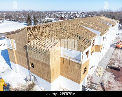 Vue aérienne par drone d'un complexe d'appartements multifamiliaux en construction. Banque D'Images