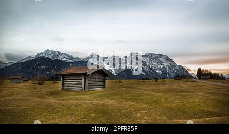 Grange dans les Alpes près de Krün, Buckelwiesen, Allemagne Banque D'Images