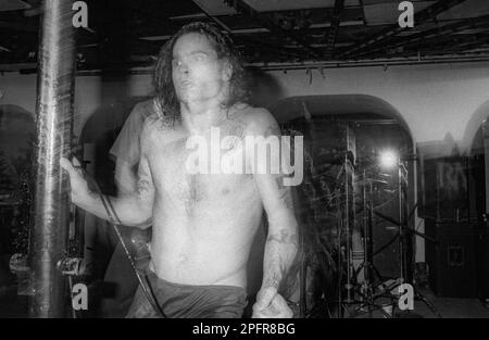 Le chanteur principal Henry Rollins du groupe Punk Black Flag lors d'un concert du groupe dans l'État de New York à la fin décembre 1984 Banque D'Images