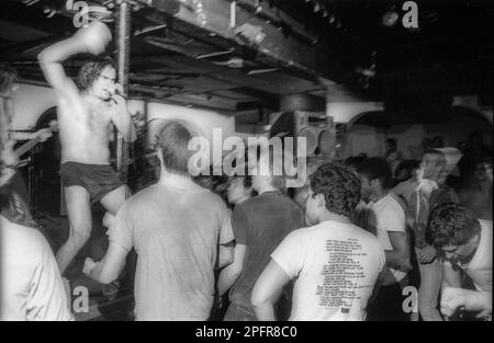 Le chanteur principal Henry Rollins du groupe Punk Black Flag lors d'un concert du groupe dans l'État de New York à la fin décembre 1984 Banque D'Images