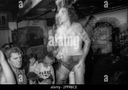 Le chanteur principal Henry Rollins du groupe Punk Black Flag lors d'un concert du groupe dans l'État de New York à la fin décembre 1984 Banque D'Images