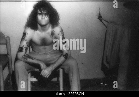 Le chanteur principal Henry Rollins du groupe Punk Black Flag lors d'un concert du groupe dans l'État de New York à la fin décembre 1984 Banque D'Images
