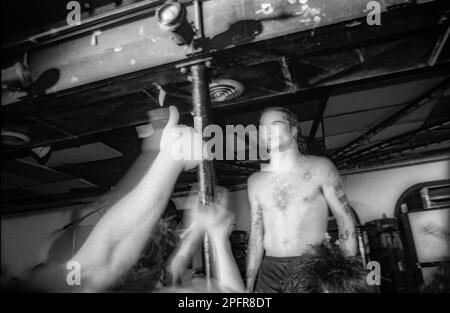 Le chanteur principal Henry Rollins du groupe Punk Black Flag lors d'un concert du groupe dans l'État de New York à la fin décembre 1984 Banque D'Images