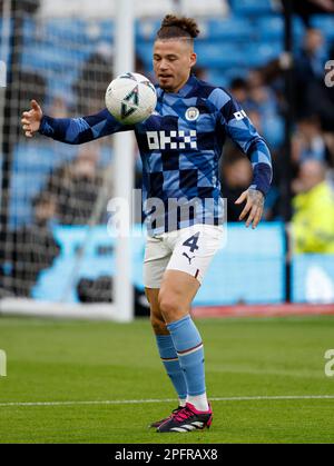 Kalvin Phillips de Manchester City s'échauffe avant le match quart de finale de la coupe Emirates FA au Etihad Stadium, Manchester. Date de la photo: Samedi 18 mars 2023. Banque D'Images