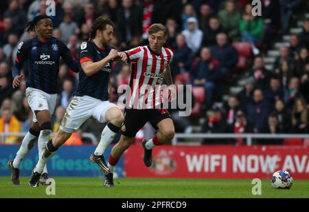 Jack Clarke de Sunderland s'éloigne de Tom Lockyer de Luton Town lors du match de championnat Sky Bet entre Sunderland et Luton Town au stade de Light, Sunderland, le samedi 18th mars 2023. (Photo : Michael Driver | MI News) Credit : MI News & Sport /Alay Live News Banque D'Images