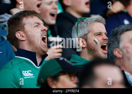 18th mars 2023; Aviva Stadium, Dublin, Irlande: Six Nations International Rugby, Irlande contre Angleterre; fans irlandais chantant leur hymne Banque D'Images