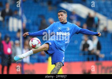 18th mars 2023 ; Stamford Bridge, Chelsea, Londres, Angleterre : Premier League football, Chelsea versus Everton ; Enzo Fernandez de Chelsea se réchauffe avant le coup d'envoi. Banque D'Images