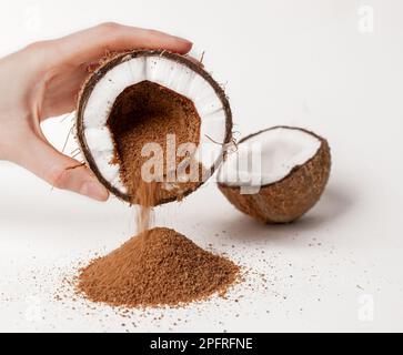 Sucre de noix de coco versé à partir de fruits à noix de coco. Banque D'Images