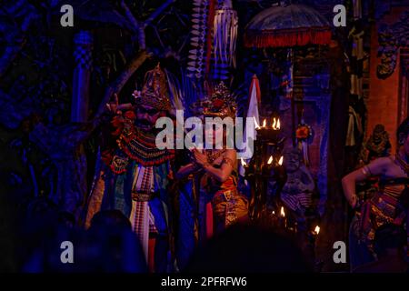 Des artistes balinais jouent la danse traditionnelle de Kecak Banque D'Images