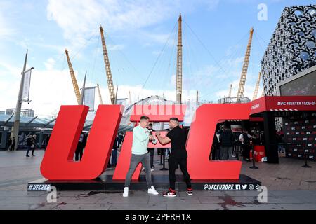 Fans devant la 02 Arena, Londres, devant l'UFC 286. Date de la photo: Samedi 18 mars 2023. Banque D'Images