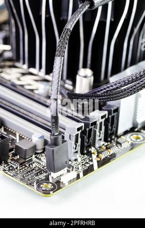 MICRO-CONNECTEURS 3 broches, embase RGB 2 adressable, ARGB 3 broches 5V dans un ordinateur moderne pour boîtier d'ordinateur décoré connecté sur la carte mère. Banque D'Images