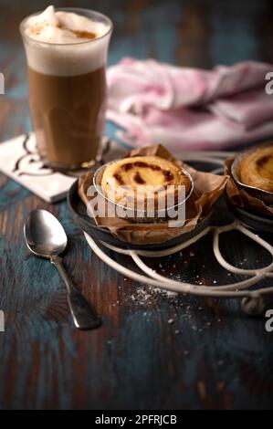 Pâtisserie portugaise Nacas avec café de Galao Banque D'Images