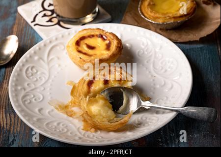 Pâtisserie portugaise Nacas avec café de Galao Banque D'Images