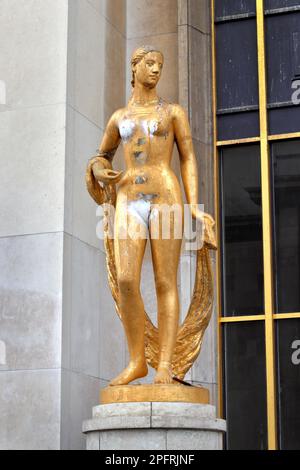 Golden flore (Flora), une déesse des fleurs et du printemps, statue au Palais de Chaillot dans les jardins du Trocadéro sculptés par Marcel Gimond à Paris, France Banque D'Images