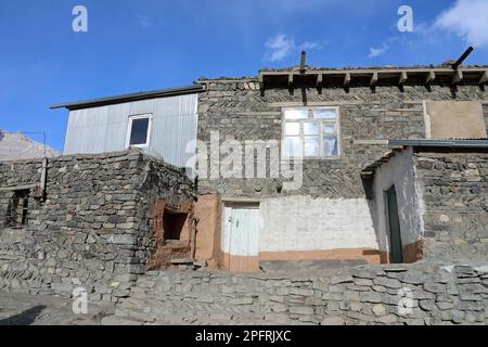 Propriété traditionnelle dans le village isolé du Caucase de Khinaloug en Azerbaïdjan Banque D'Images