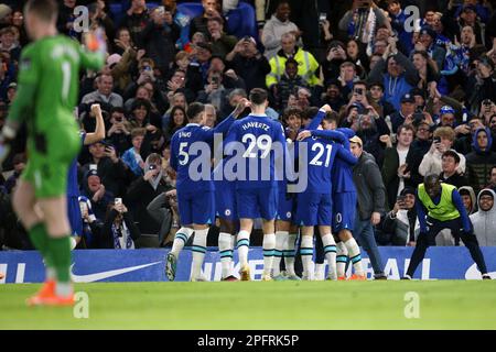 Joao Felix (au centre) de Chelsea célèbre le premier but de leur côté du match lors du match de la Premier League à Stamford Bridge, Londres. Date de la photo: Samedi 18 mars 2023. Banque D'Images