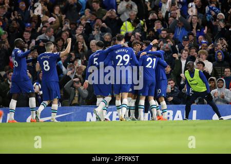 Joao Felix (au centre) de Chelsea célèbre le premier but de leur côté du match lors du match de la Premier League à Stamford Bridge, Londres. Date de la photo: Samedi 18 mars 2023. Banque D'Images