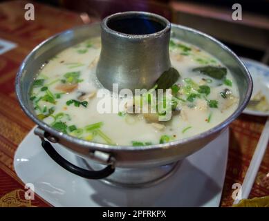 Soupe thaïlandaise traditionnelle Tom Kha Gai dans un bol spécial Banque D'Images