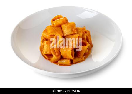 Mezze de macaroni de maniche cuit avec de la sauce tomate rouge dans une assiette blanche, isolé sur blanc, chemin de coupure inclus Banque D'Images