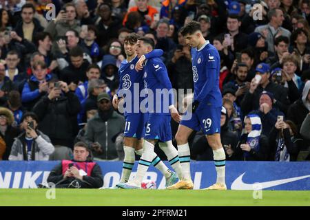 Joao Felix de Chelsea (à gauche) célèbre le premier but de leur côté du jeu lors du match de la Premier League à Stamford Bridge, Londres. Date de la photo: Samedi 18 mars 2023. Banque D'Images