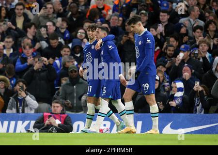 Joao Felix de Chelsea (à gauche) célèbre le premier but de leur côté du jeu lors du match de la Premier League à Stamford Bridge, Londres. Date de la photo: Samedi 18 mars 2023. Banque D'Images