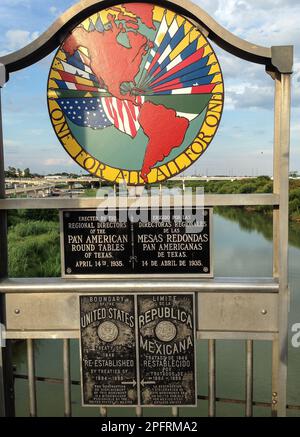 Ce signe coloré marque la frontière entre les États-Unis et le Mexique, enjambant un pont au-dessus de la rivière Rio Grande à Laredo, Texas. Le hu vibrant Banque D'Images