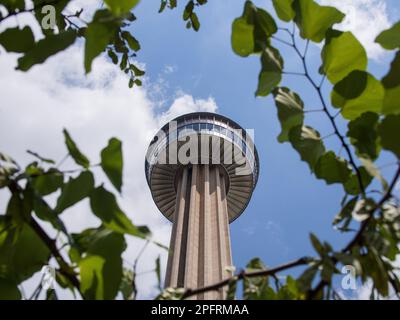 Haut de 750 mètres, la Tour des Amériques domine les gratte-ciel de San Antonio et offre une vue à couper le souffle sur la ville. Ce monument emblématique Banque D'Images