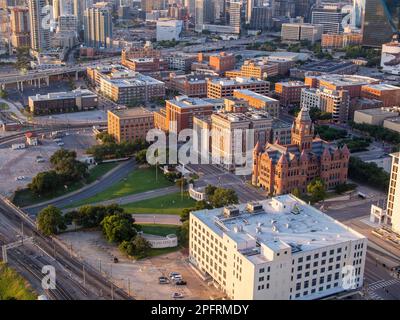 Profitez d'une vue d'ensemble de l'histoire avec cette superbe photo aérienne ! Depuis l'emblématique Reunion Tower, vous pouvez voir les deux dépositaires de livres scolaires du Texas Banque D'Images