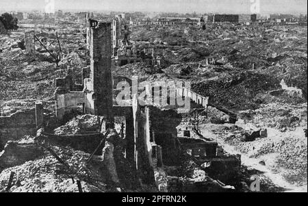 En janvier 1943, les nazis sont arrivés pour arrondir les Juifs du ghetto de Varsovie les Juifs, résolus au combattre, ont pris la SS avec des armes maison et primitives. Les défenseurs ont été exécutés ou déportés et la zone du ghetto a été systématiquement démolie. Le chef nazi, Jurgen Stroop, a publié un livre pour célébrer sa victoire. Ce livre , connu sous le nom de rapport Sroop, a été utilisé par les poursuites de Nuremberg. Cet événement est un lieu de rencontre comme le soulèvement du ghetto. Cette image montre comment l'ensemble du quartier de la ville a été nivelé après la suppression du soulèvement du ghetto de Varsovie en 1943 Banque D'Images