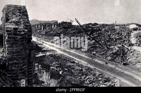 En janvier 1943, les nazis sont arrivés pour arrondir les Juifs du ghetto de Varsovie les Juifs, résolus au combattre, ont pris la SS avec des armes maison et primitives. Les défenseurs ont été exécutés ou déportés et la zone du ghetto a été systématiquement démolie. Le chef nazi, Jurgen Stroop, a publié un livre pour célébrer sa victoire. Ce livre , connu sous le nom de rapport Sroop, a été utilisé par les poursuites de Nuremberg. Cet événement est un lieu de rencontre comme le soulèvement du ghetto. Cette image montre comment l'ensemble du quartier de la ville a été nivelé après la suppression du soulèvement du ghetto de Varsovie en 1943 Banque D'Images