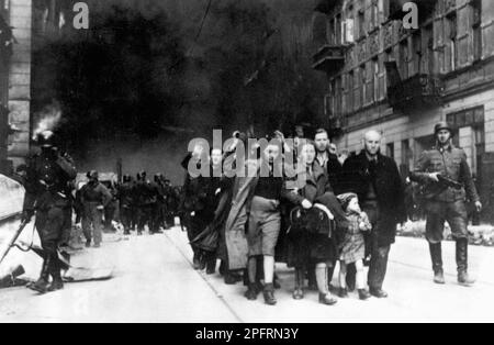 En janvier 1943, les nazis sont arrivés pour arrondir les Juifs du ghetto de Varsovie les Juifs, résolus au combattre, ont pris la SS avec des armes maison et primitives. Les défenseurs ont été exécutés ou déportés et la zone du ghetto a été systématiquement démolie. Cet événement est connu sous le nom de soulèvement du ghetto. Cette image montre une colonne de femmes capturées quittant la ville en feu. Cette image est tirée du dossier photographique allemand de l'événement, connu sous le nom de rapport Stroop. Banque D'Images