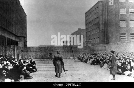 Dans les premiers stades de WW2, les Juifs dans l'europe occupée nazie ont été arrondis et forcés dans des ghettos surpeuplés. Quand la décision a été prise des tuer tous ils ont été déportés vers des centres d'extermination pour être assassinés. Cette image montre les Juifs arrondis assis dans une tente umschlagplatz) avant leur expulsion vers le camp de la mort de Treblinka Banque D'Images