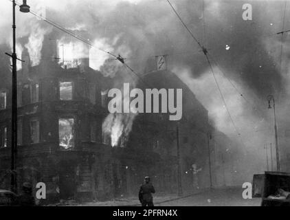 En janvier 1943, les nazis sont arrivés pour arrondir les Juifs du ghetto de Varsovie les Juifs, résolus au combattre, ont pris la SS avec des armes maison et primitives. Les défenseurs ont été exécutés ou déportés et la zone du ghetto a été systématiquement démolie. Cet événement est connu sous le nom de soulèvement du ghetto. Cette image montre la ville à différents stades de sa destruction. Cette image est tirée du dossier photographique allemand de l'événement, connu sous le nom de rapport Stroop. Banque D'Images