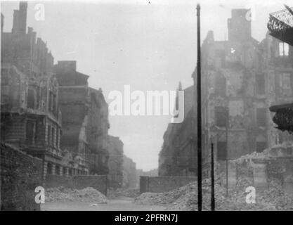 En janvier 1943, les nazis sont arrivés pour arrondir les Juifs du ghetto de Varsovie les Juifs, résolus au combattre, ont pris la SS avec des armes maison et primitives. Les défenseurs ont été exécutés ou déportés et la zone du ghetto a été systématiquement démolie. Cet événement est connu sous le nom de soulèvement du ghetto. Cette image montre la ville à différents stades de sa destruction. Cette image est tirée du dossier photographique allemand de l'événement, connu sous le nom de rapport Stroop. Banque D'Images