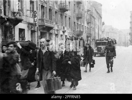 En janvier 1943, les nazis sont arrivés pour arrondir les Juifs du ghetto de Varsovie les Juifs, résolus au combattre, ont pris la SS avec des armes maison et primitives. Les défenseurs ont été exécutés ou déportés et la zone du ghetto a été systématiquement démolie. Cet événement est connu sous le nom de soulèvement du ghetto. Cette image montre une colonne de Juifs qui sont sortis de la ville prêts à expédier vers les camps de la mort. Cette image est tirée du dossier photographique allemand de l'événement, connu sous le nom de rapport Stroop. Banque D'Images