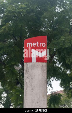 Lisbonne, Portugal - 3 décembre 2022 : logo et signe du métro de Lisbonne. Banque D'Images