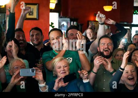 Taoiseach Leo Varadkar (au centre) célèbre dans le bar Mattie and Eddies à Washington, DC, alors qu'il regarde l'Irlande gagner le titre six Nations et le Grand Chelem à Dublin après avoir battu l'Angleterre. Date de la photo: Samedi 18 mars 2023. Banque D'Images