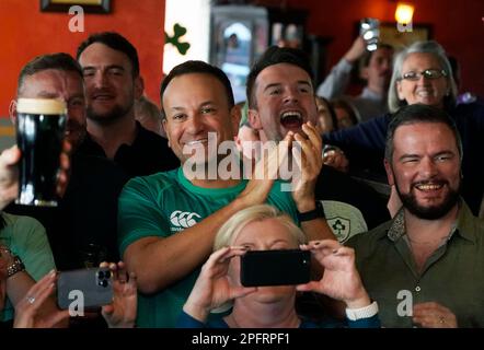 Taoiseach Leo Varadkar (au centre) célèbre dans le bar Mattie and Eddies à Washington, DC, alors qu'il regarde l'Irlande gagner le titre six Nations et le Grand Chelem à Dublin après avoir battu l'Angleterre. Date de la photo: Samedi 18 mars 2023. Banque D'Images