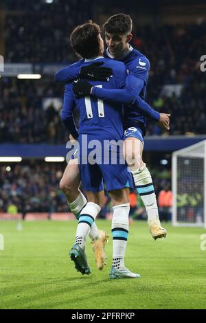 Kai Havertz de Chelsea (à droite) célèbre avec Joao Felix après avoir marqué le deuxième but de leur partie pendant le match de la Premier League à Stamford Bridge, Londres. Date de la photo: Samedi 18 mars 2023. Banque D'Images