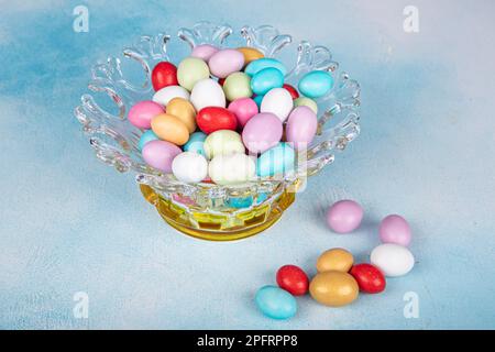 Bonbons aux amandes. Bonbons colorés dans un bol en verre servi avec du thé; bonbons aux amandes. Fête du sucre, (Fête du Ramadan) concepts du Ramadan. Banque D'Images