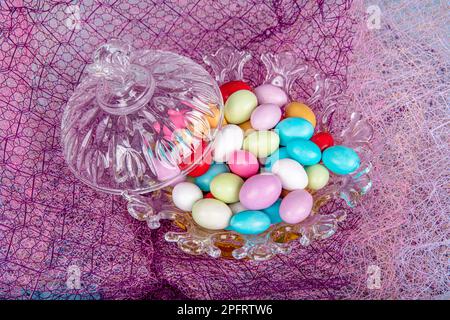 Bonbons aux amandes. Bonbons colorés dans un bol en verre servi avec du thé; bonbons aux amandes. Fête du sucre, (Fête du Ramadan) concepts du Ramadan. Banque D'Images